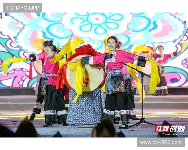 决赛现场啦啦队表演融入民族元素，展现地方文化特色